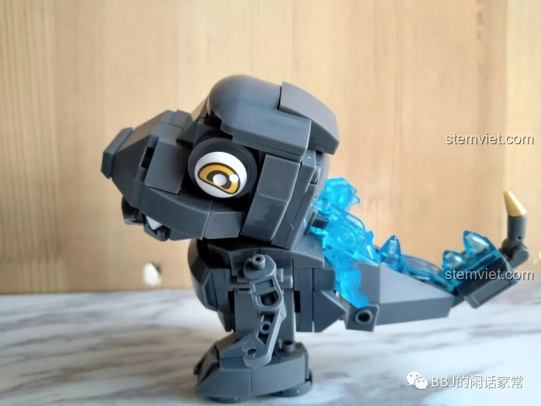 Mô hình Sluban B0761A Godzilla chibi M38-B0761A đã hoàn thành, nhìn từ bên cạnh, cho thấy khả năng cử động đầu hạn chế.