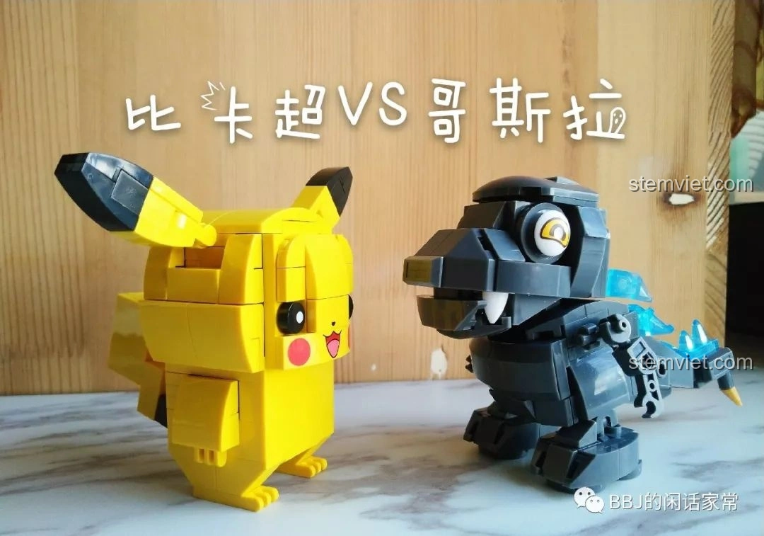 Mô hình Sluban B0761A Godzilla chibi M38-B0761A đứng cạnh mô hình Pikachu, tạo cảnh tượng