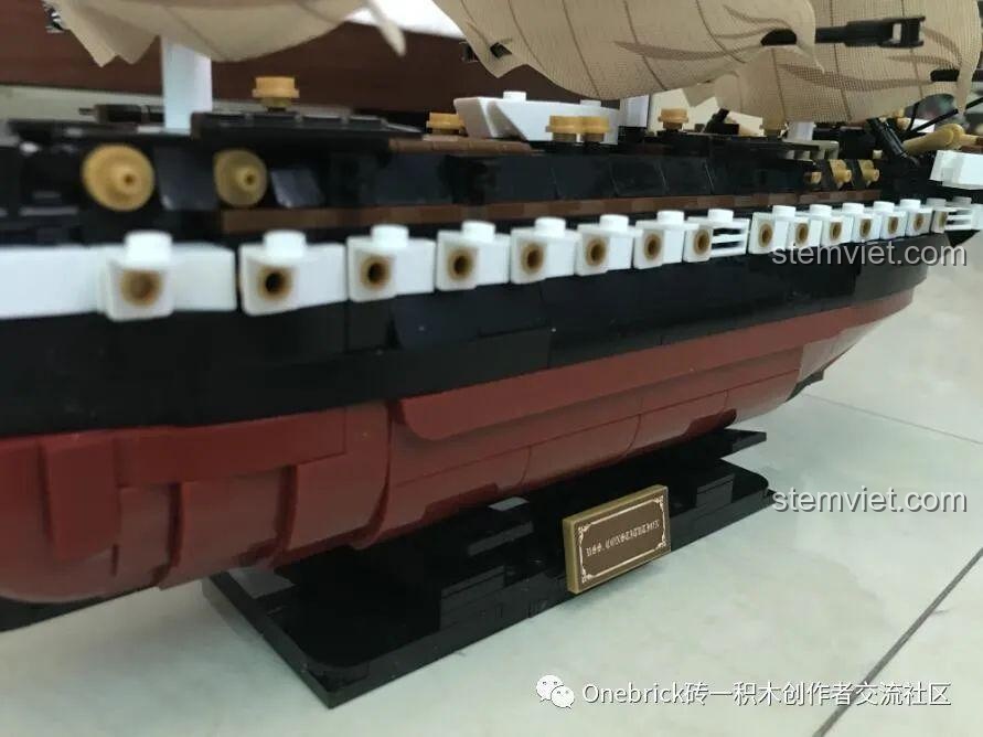 Chi tiết đuôi tàu của đồ chơi mô hình tàu chiến USS Constitution Sluban.