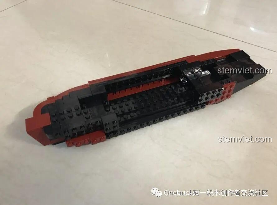 Khung sườn bên trong của phần thân dưới tàu chiến "Old Ironsides" Sluban.