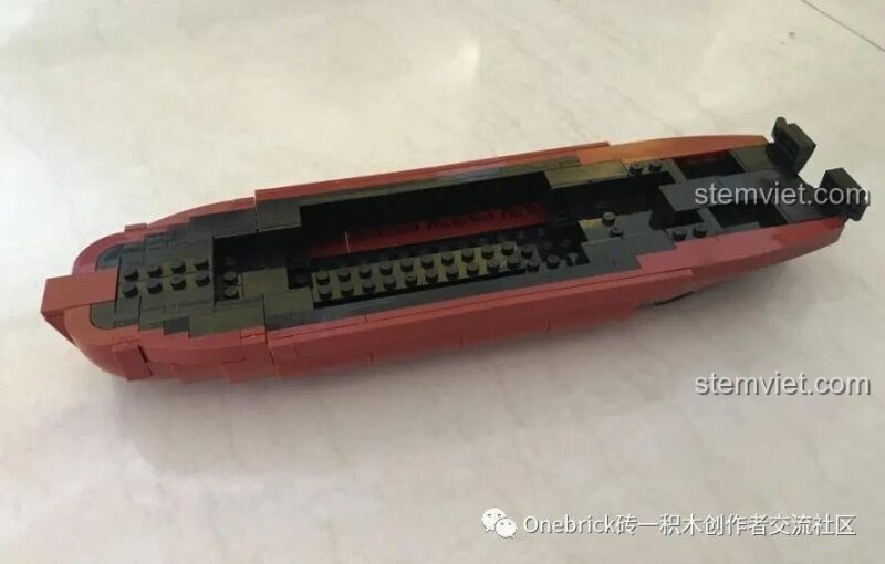 Quá trình lắp ráp phần thân dưới màu đỏ của mô hình tàu chiến Sluban B0836.