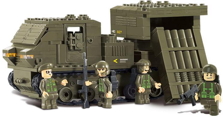 Mô hình hoàn chỉnh của bộ lắp ghép Xe Pháo Phản Lực Vệ Sĩ Sluban M38-B0303 cùng 4 minifigure lính lục quân, đồ chơi cho bé trai 6 tuổi giá rẻ.