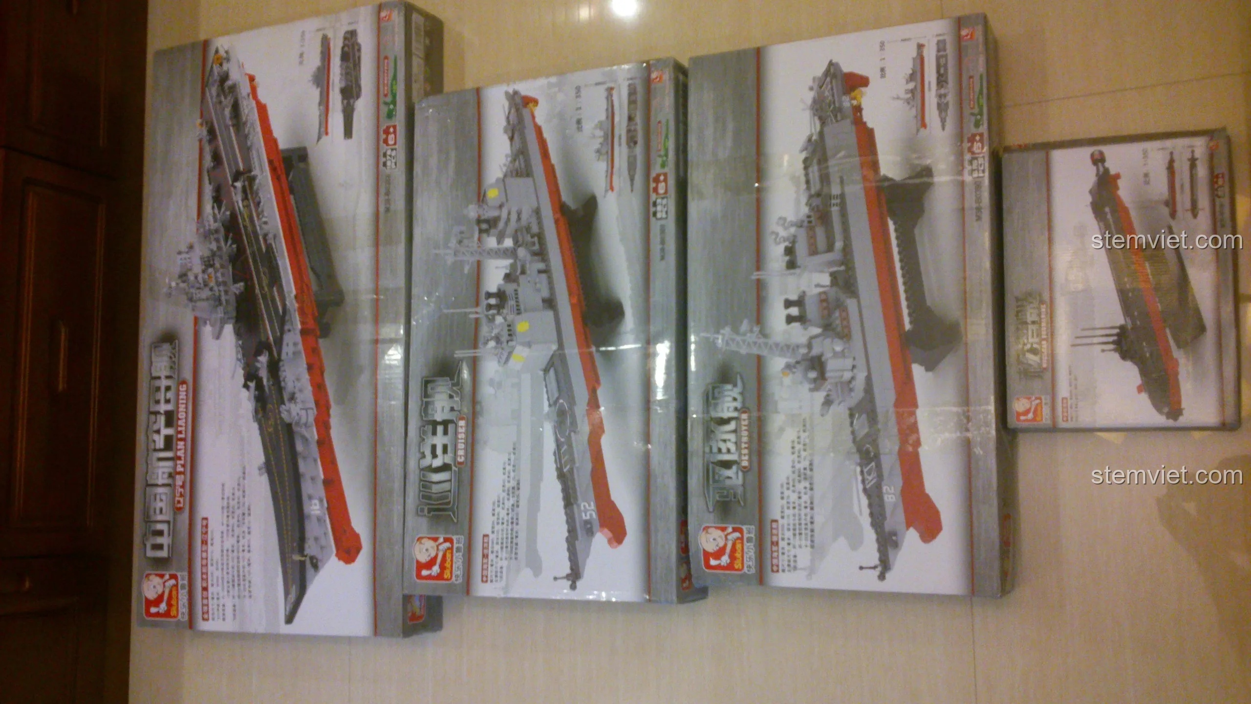 Toàn bộ 4 hộp đồ chơi lắp ráp Sluban của bộ Hàng không mẫu hạm chiến đấu, bao gồm tàu sân bay, tuần dương, khu trục và tàu ngầm.