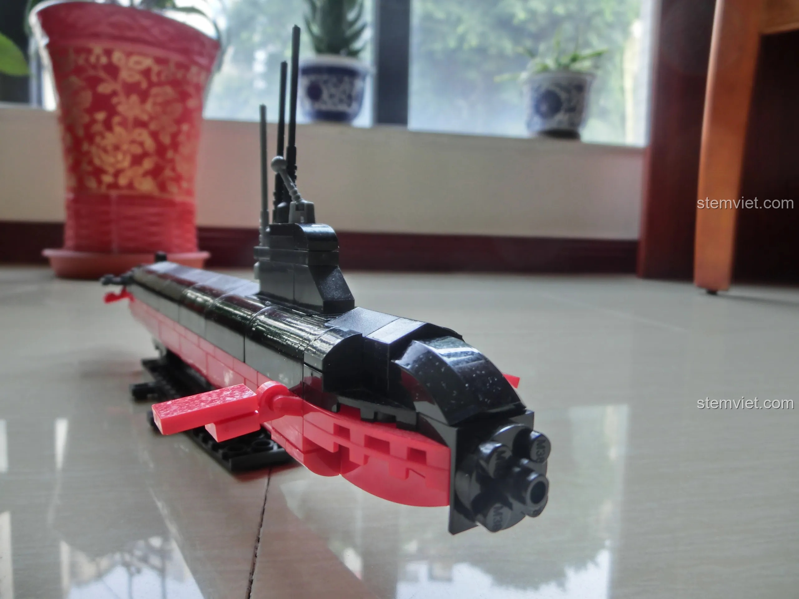 Cận cảnh phần đầu của mô hình Tàu Ngầm Hạt Nhân Sluban M38-B0391, thể hiện các chi tiết nhỏ và thiết kế.