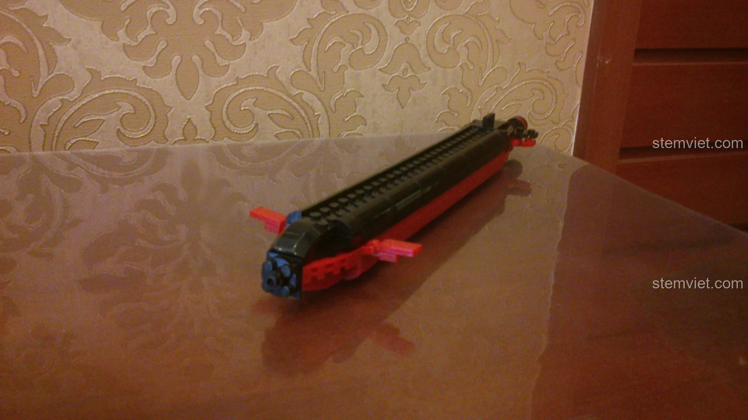 Mô hình Tàu Ngầm Hạt Nhân Sluban M38-B0391 đang được lắp ráp phần thân, cho thấy cấu trúc chính của tàu.