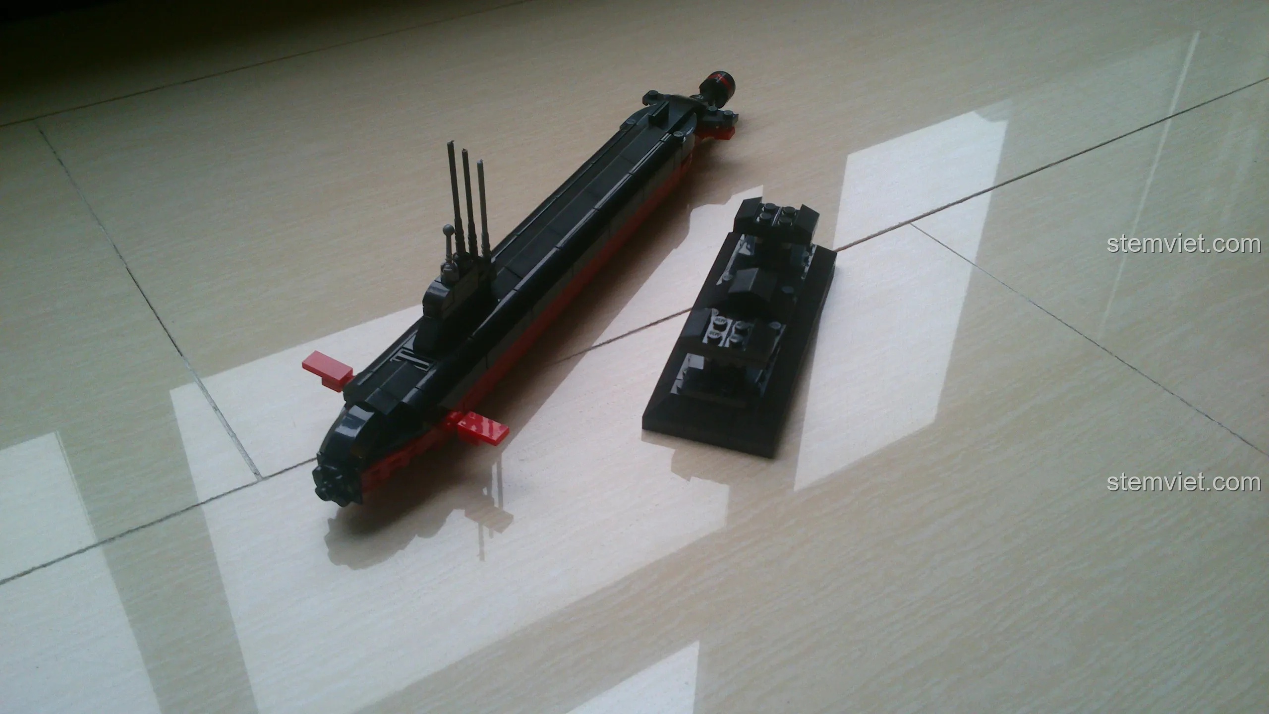 Mô hình Tàu Ngầm Hạt Nhân Sluban M38-B0391 và phần đế bị lỗi thiết kế, không thể lắp khớp vào nhau.