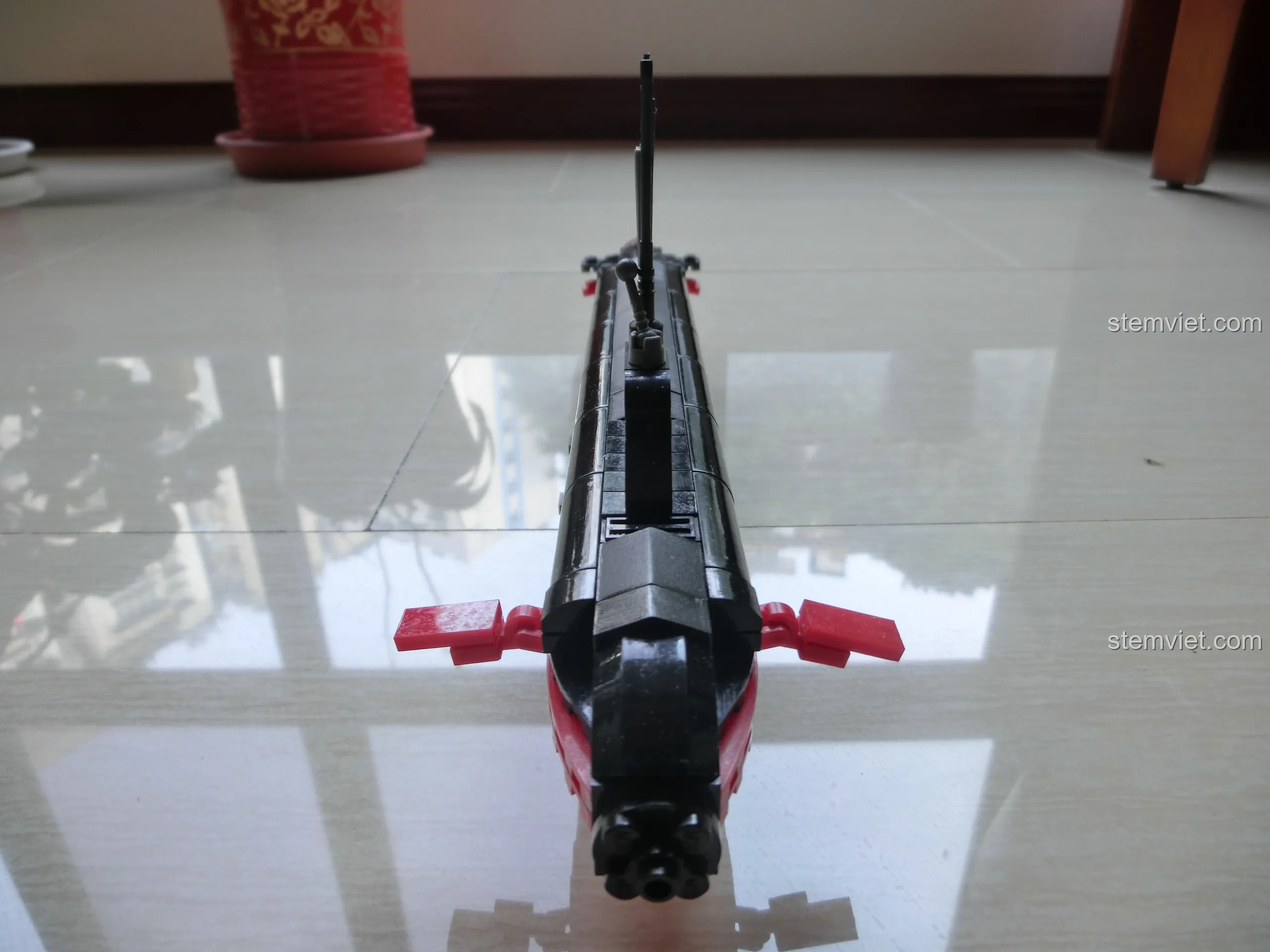 Góc nhìn từ trên xuống của mô hình Tàu Ngầm Hạt Nhân Sluban M38-B0391, cho thấy tổng thể thiết kế.