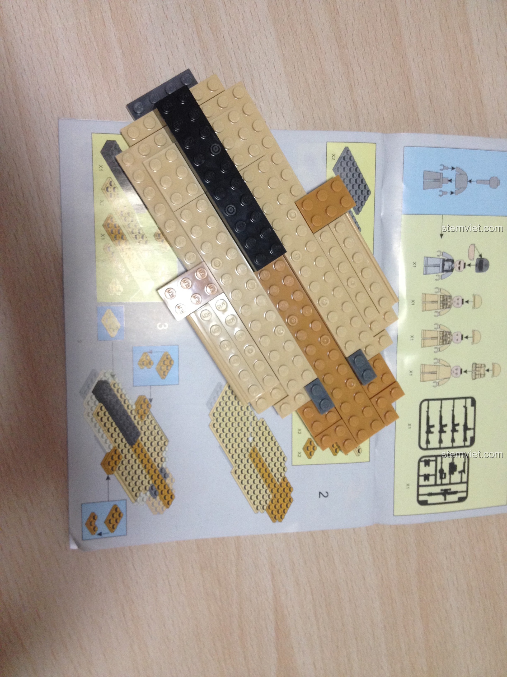 Mô hình trực thăng UH-60L 0509 đang trong quá trình lắp ráp, thể hiện cấu trúc ban đầu của thân máy bay