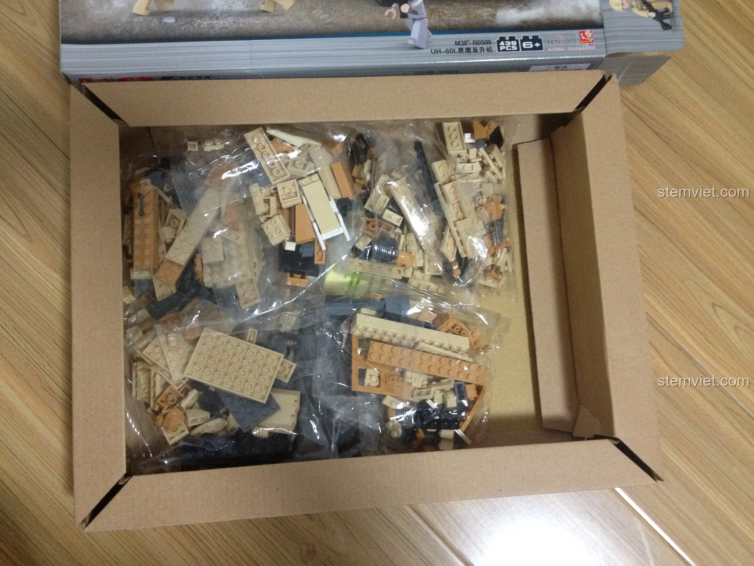 Bên trong hộp đồ chơi lắp ráp Sluban M38-B0509, các mảnh ghép được đóng gói trong túi riêng, sẵn sàng cho bé trai 6 tuổi lắp ráp