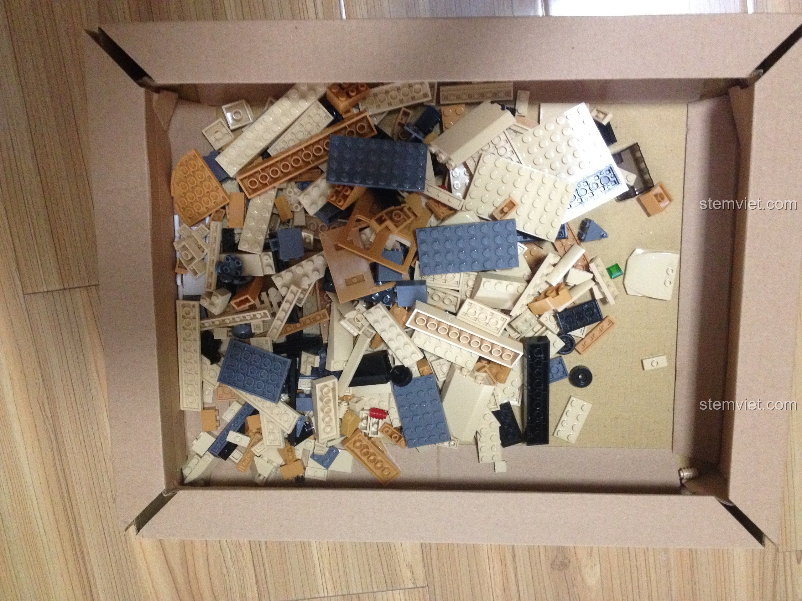 Các mảnh ghép đồ chơi mô hình Mô hình trực thăng UH-60L Sluban M38-B0509 được đổ ra từ hộp, sẵn sàng cho quá trình lắp ráp của bé trai 6 tuổi