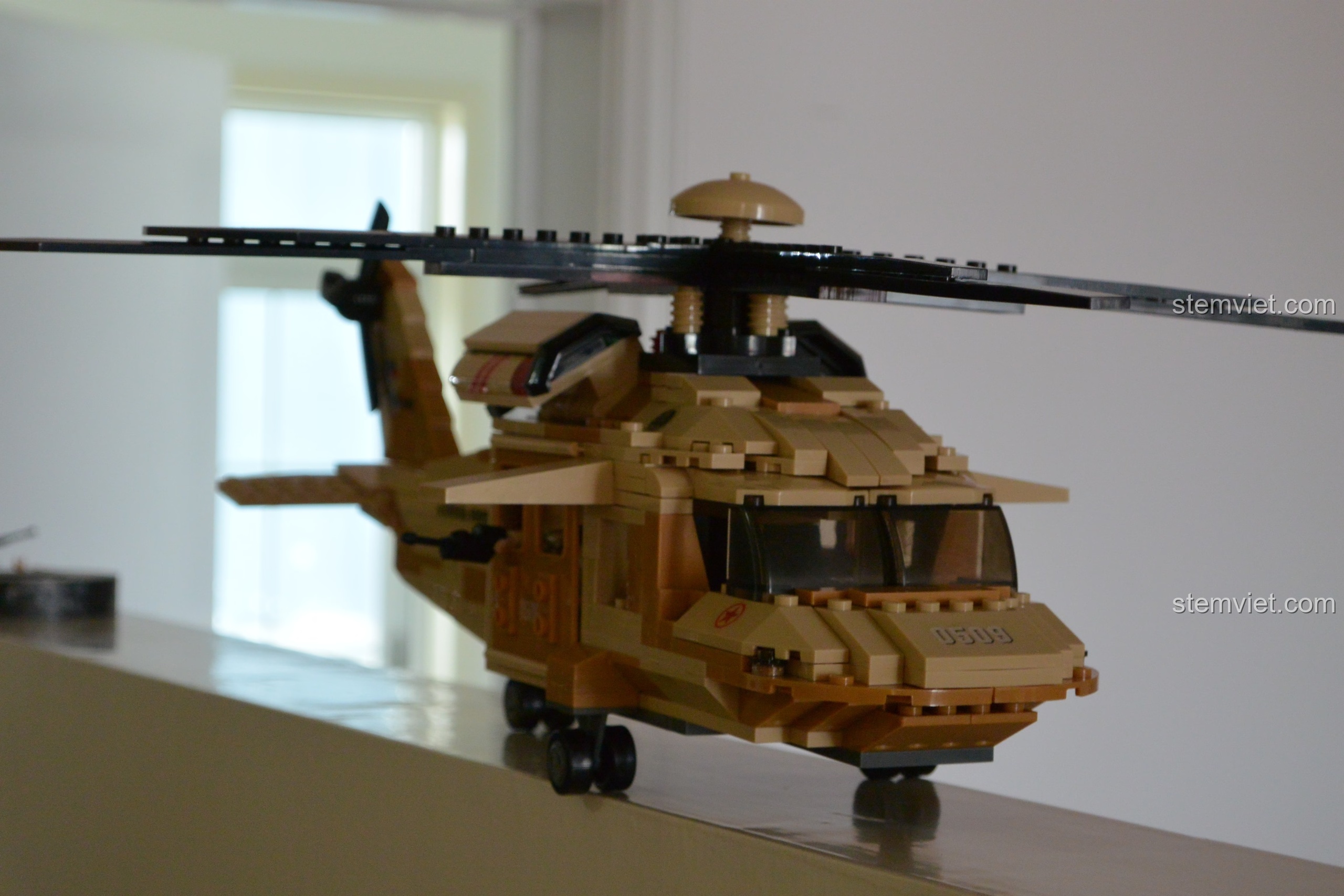 Máy bay trực thăng quân sự Black Hawk Sluban đã hoàn thành, góc nhìn bên hông, thể hiện các chi tiết thân máy bay và cánh quạt