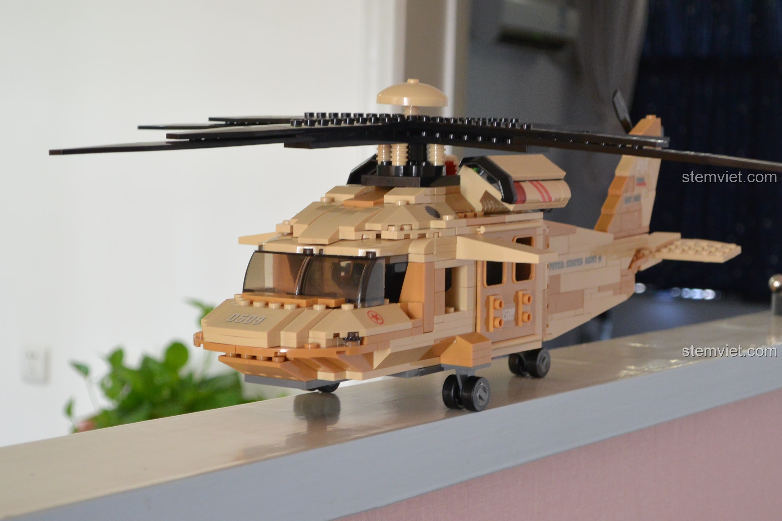 Mô hình trực thăng Black Hawk UH-60L Sluban đã hoàn thành, góc nhìn phía trước, thể hiện chi tiết buồng lái và cánh quạt