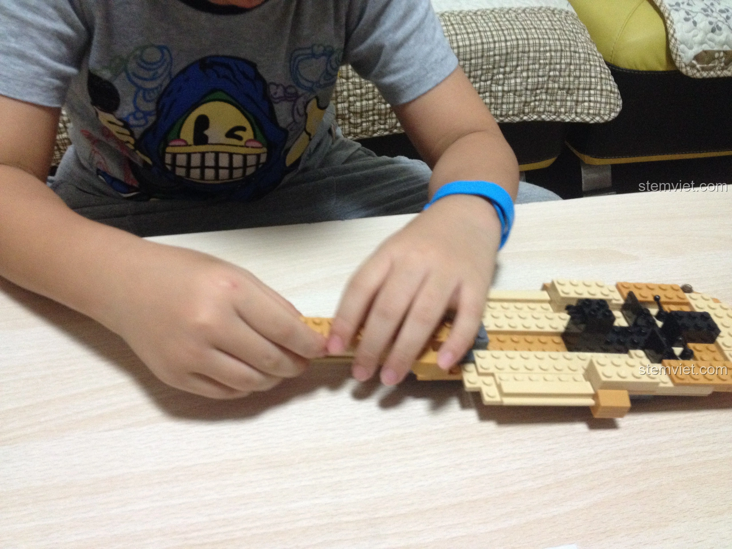 Bé trai tiếp tục lắp ráp bộ Sluban M38-B0509 Trực thăng Black Hawk UH-60L, kiên nhẫn ghép từng mảnh.