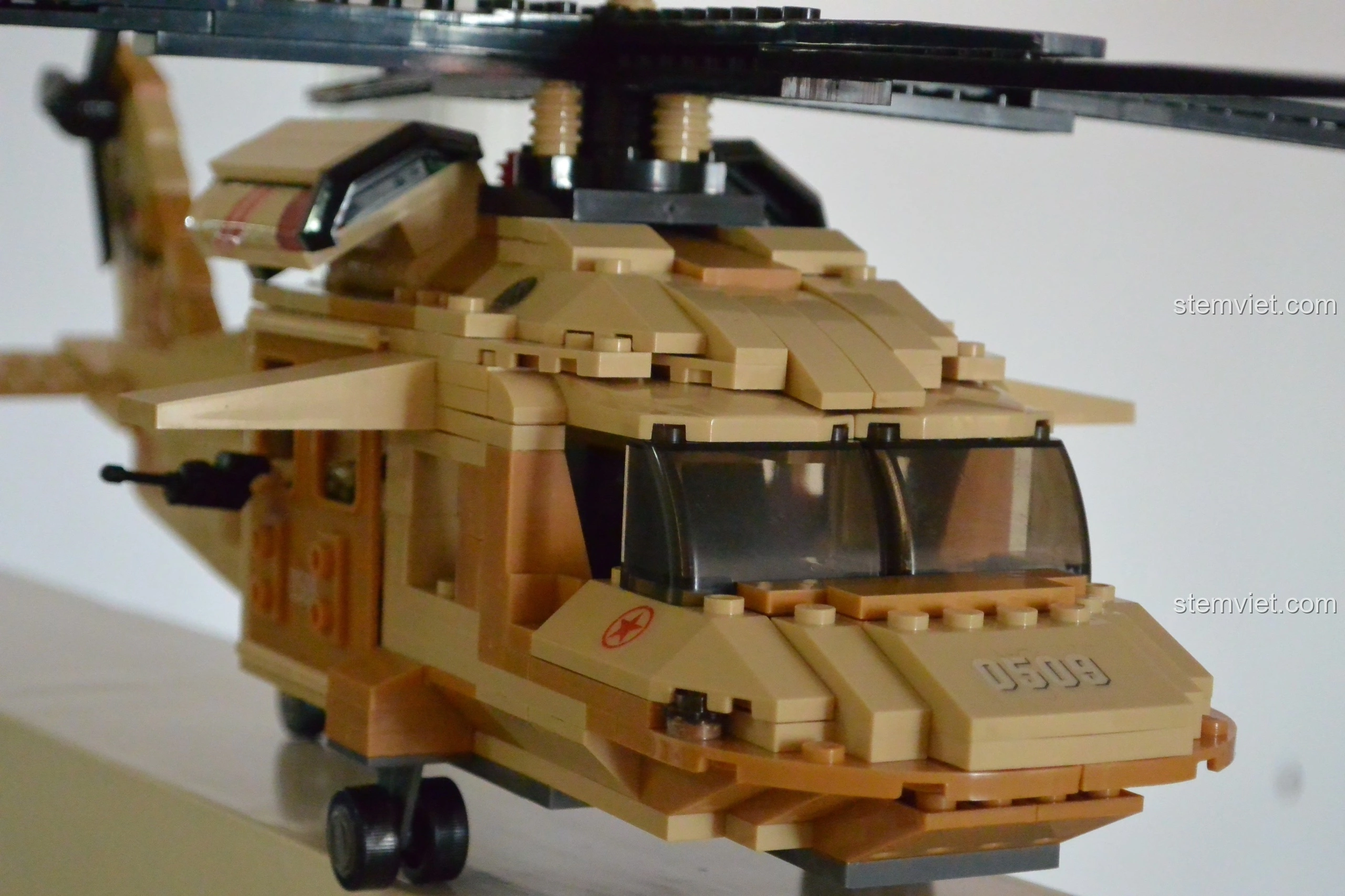 Cận cảnh kính buồng lái của mô hình Sluban M38-B0509 Trực thăng Black Hawk UH-60L, trong suốt và sắc nét.