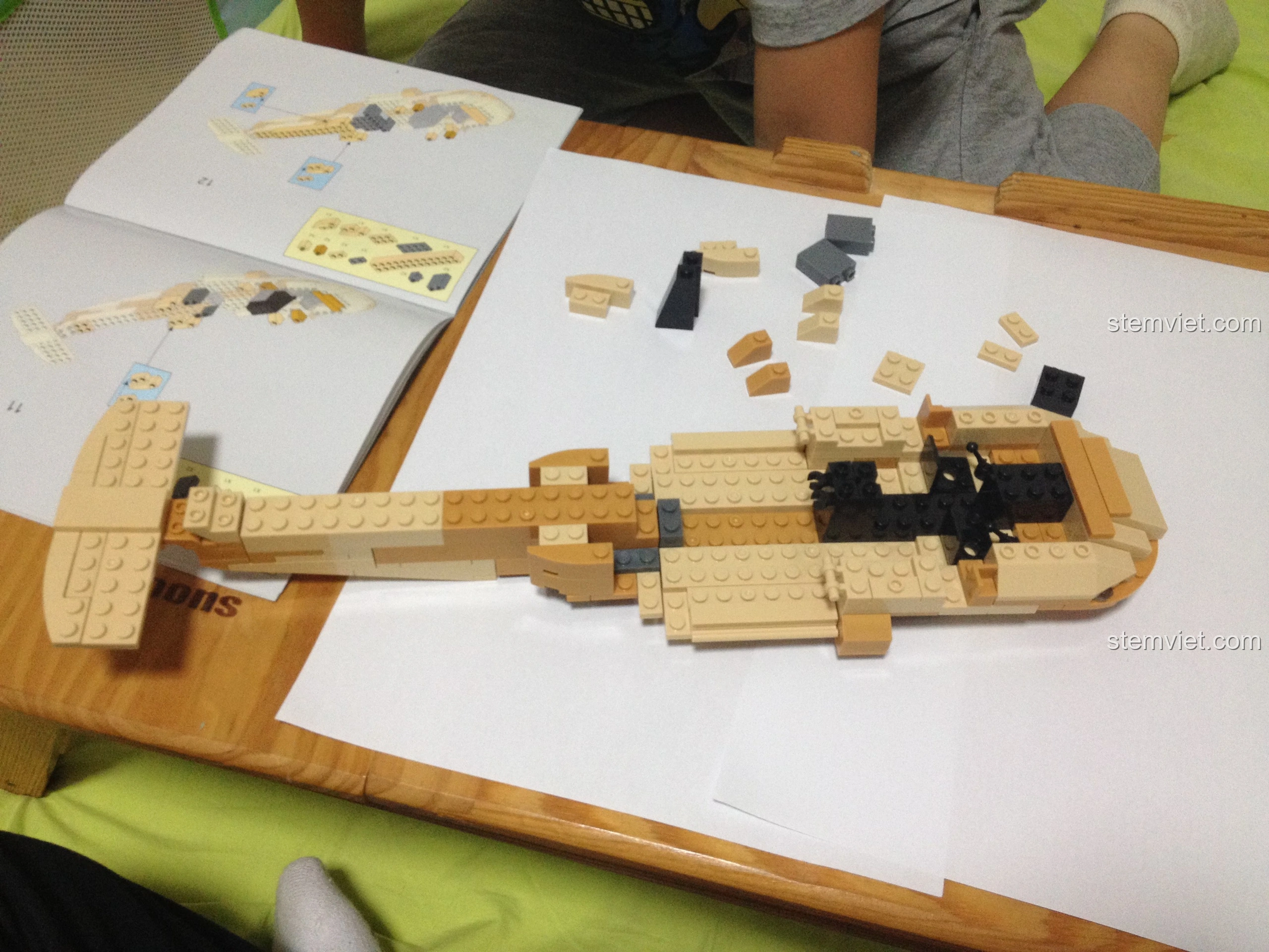 Phần thân của mô hình Sluban M38-B0509 Trực thăng Black Hawk UH-60L đang dần hoàn thiện trên bàn lắp ráp.