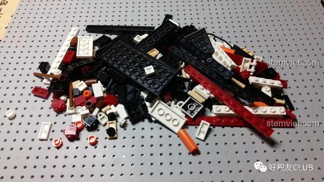 Các mảnh ghép rời của bộ lắp ghép Sluban M38-B0576 mô hình tàu Titanic, chi tiết 194 mảnh, đồ chơi lắp ráp.