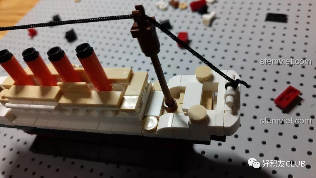 Chi tiết boong tàu của mô hình tàu Titanic Sluban M38-B0576, đồ chơi lắp ráp 194 mảnh.