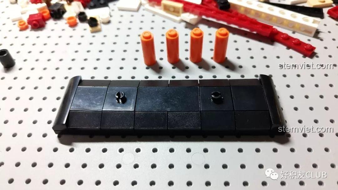 Phần đế của mô hình tàu Titanic Sluban M38-B0576 đang được lắp ráp, đồ chơi xây dựng cho bé trai.