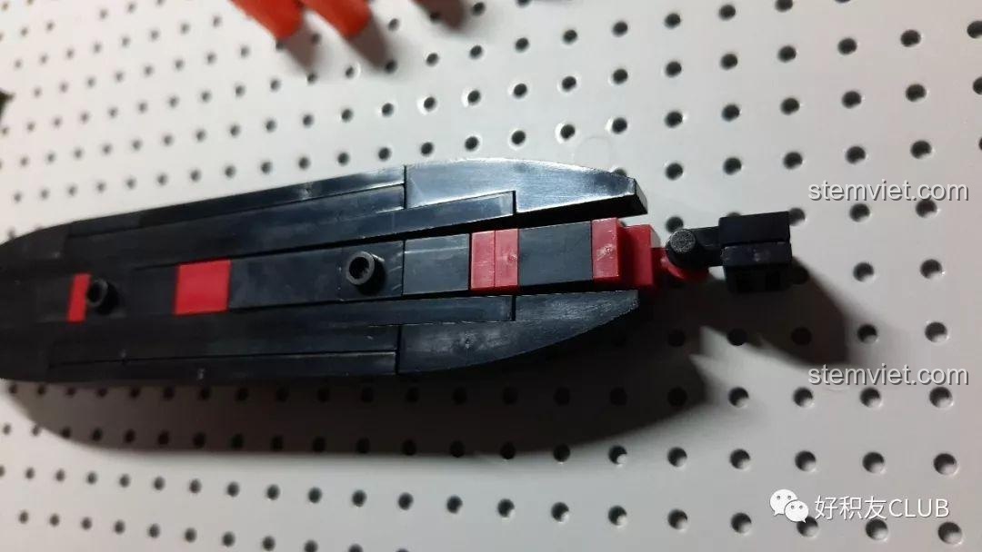 Mảnh ghép bị cong của bộ lắp ghép Sluban M38-B0576 mô hình tàu Titanic, cần chú ý khi lắp ráp.