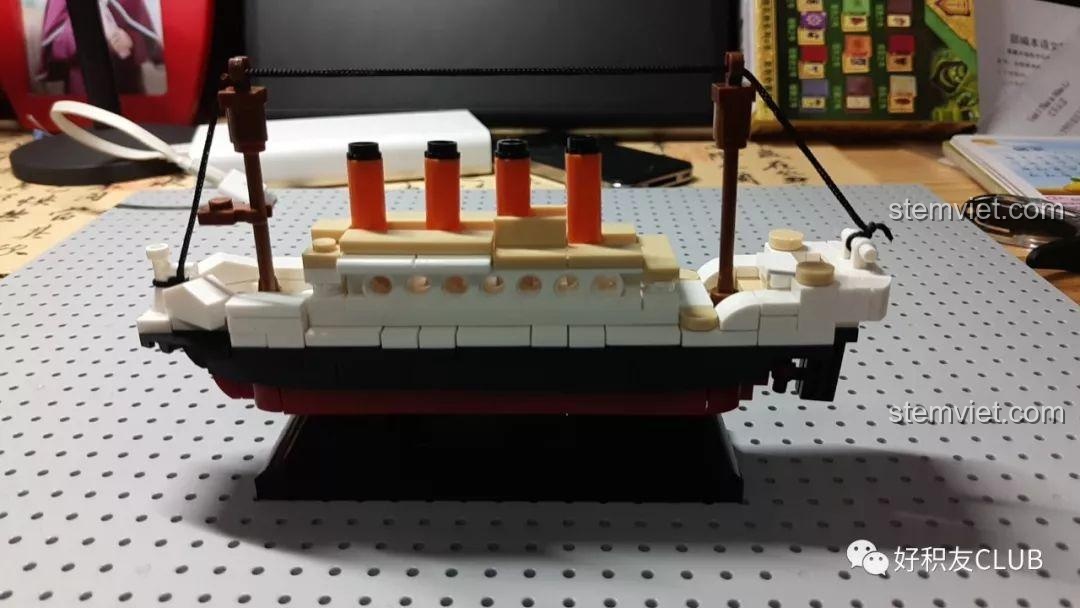 Các mảnh ghép thừa sau khi lắp ráp mô hình tàu Titanic Sluban M38-B0576, đồ chơi lắp ghép giá tốt.