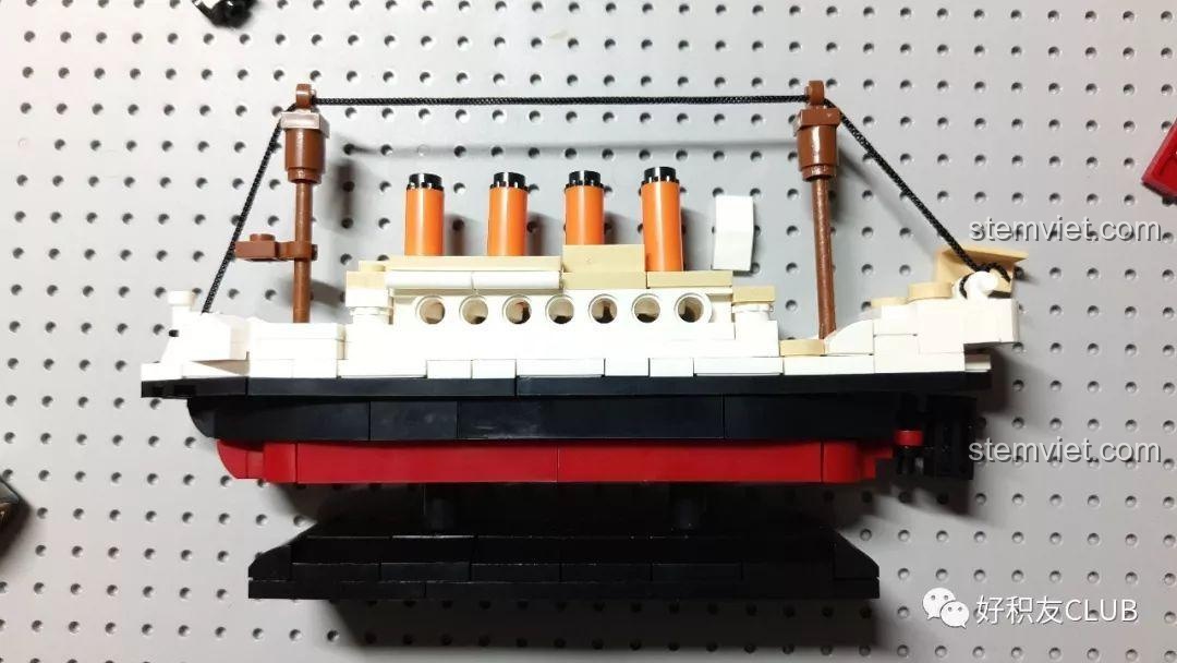 Mô hình tàu Titanic Sluban M38-B0576 từ góc nhìn khác, bộ lắp ghép 194 mảnh, đồ chơi lắp ráp.