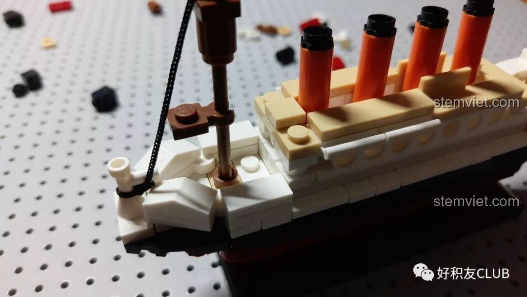 Chi tiết mô hình tàu Titanic Sluban M38-B0576, đồ chơi mô hình cho bé trai yêu lịch sử.