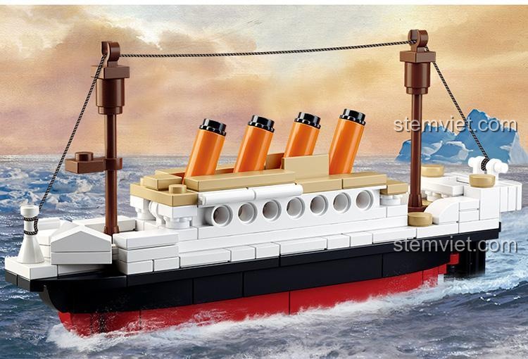 Mô hình tàu Titanic Sluban M38-B0576 đang lướt trên biển, đồ chơi mô hình chi tiết cao, phù hợp bé trai.