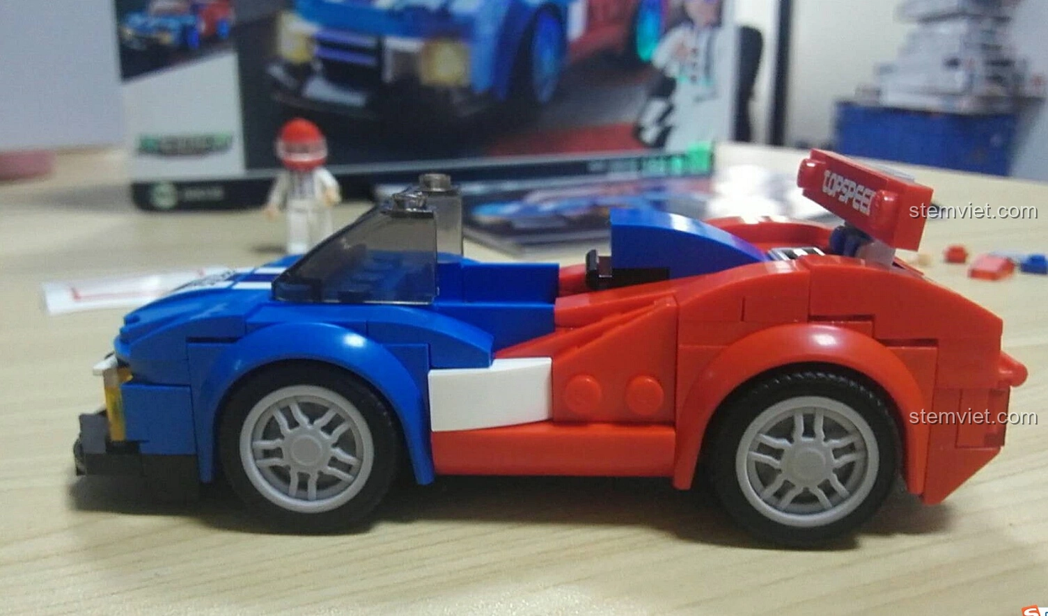 Góc nhìn ngang của mô hình Sluban M38-B0633E Xe Đua Tốc Độ Cánh Bướm đã hoàn thiện, khoe trọn thiết kế hai màu đỏ xanh.