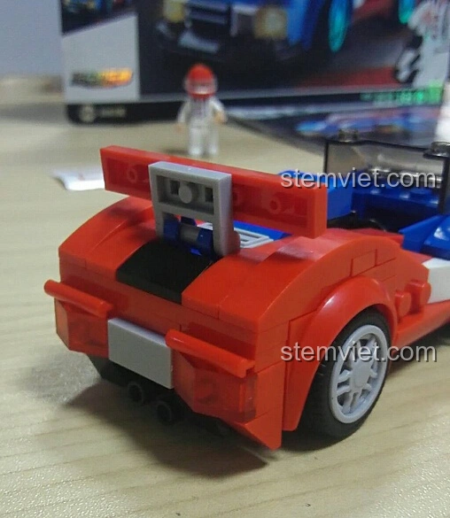 Góc nhìn từ phía sau của mô hình Sluban M38-B0633E Xe Đua Tốc Độ Cánh Bướm đã hoàn thiện, với cánh gió và ống xả.