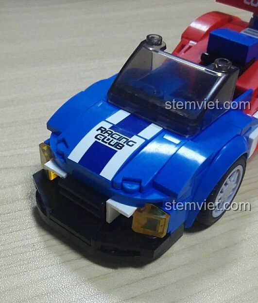 Cận cảnh chi tiết phần đầu xe của mô hình Sluban M38-B0633E Xe Đua Tốc Độ Cánh Bướm đã hoàn thiện, với đèn pha và logo.