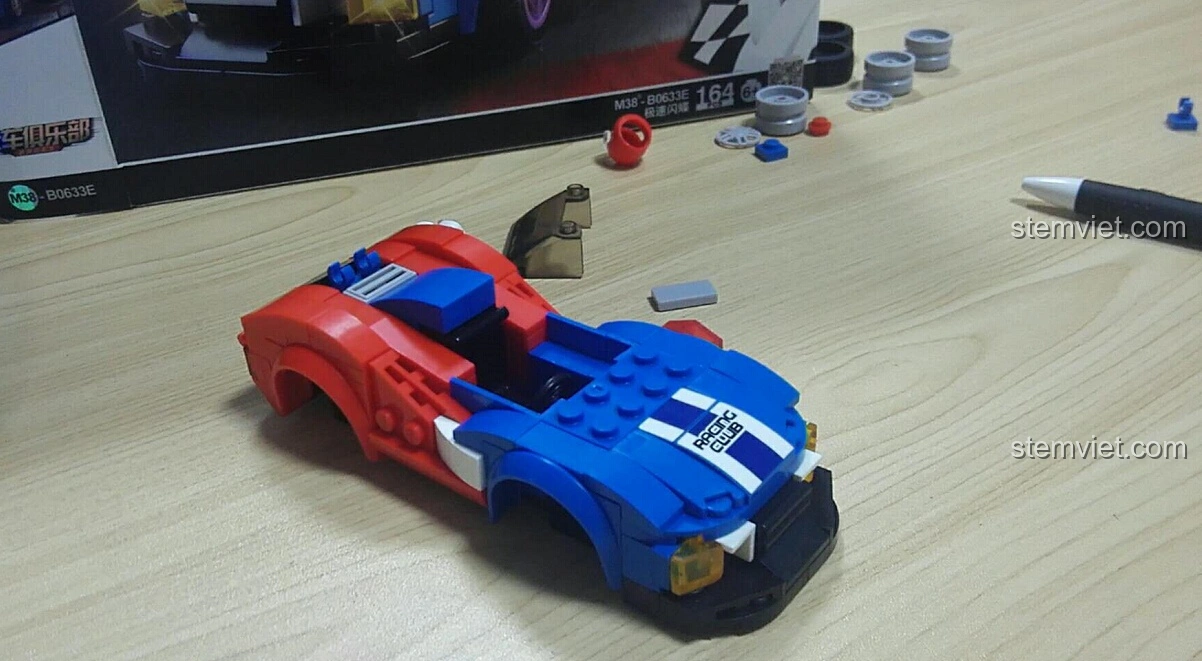 Mô hình Sluban M38-B0633E Xe Đua Tốc Độ Cánh Bướm sau khi dán sticker 'Racing Club' ở phần đầu xe, tăng tính thẩm mỹ.