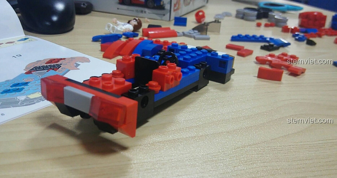 Cận cảnh phần đuôi xe của mô hình Sluban M38-B0633E Xe Đua Tốc Độ Cánh Bướm đang được lắp ráp.
