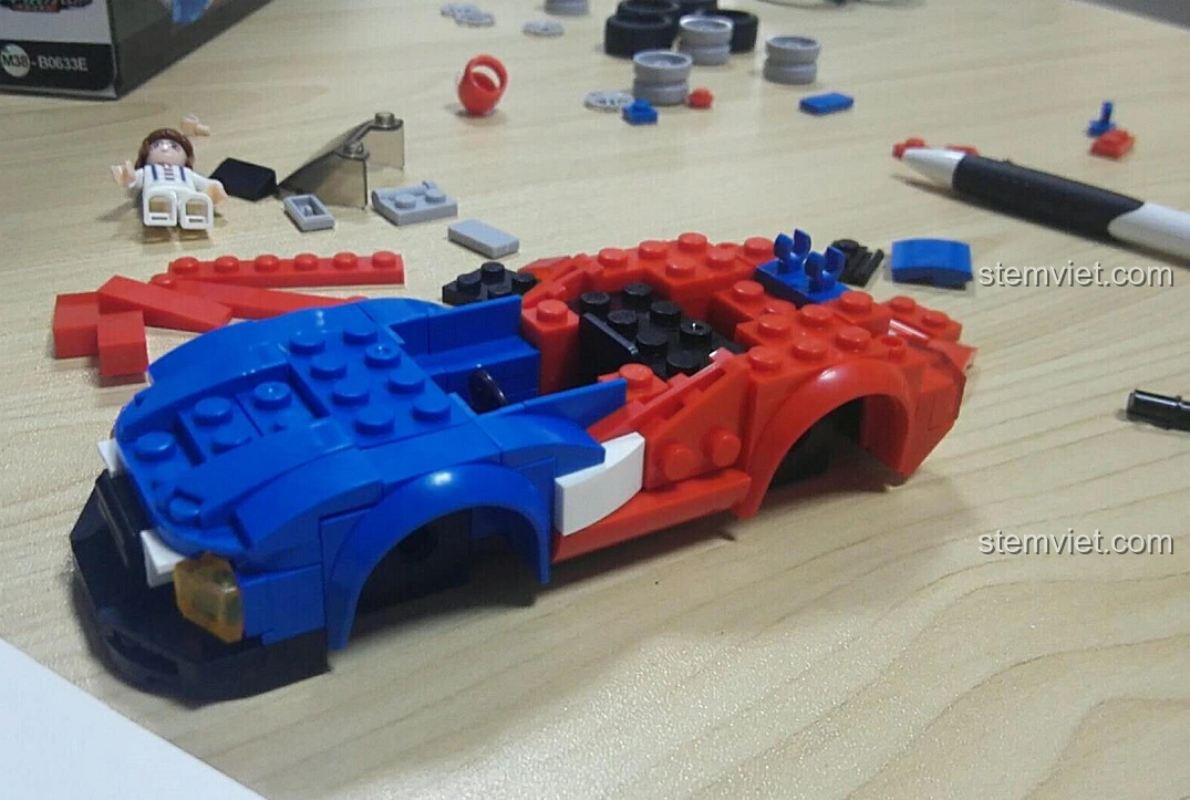 Mô hình Sluban M38-B0633E Xe Đua Tốc Độ Cánh Bướm gần như hoàn thiện, chỉ còn thiếu một vài chi tiết cuối cùng.