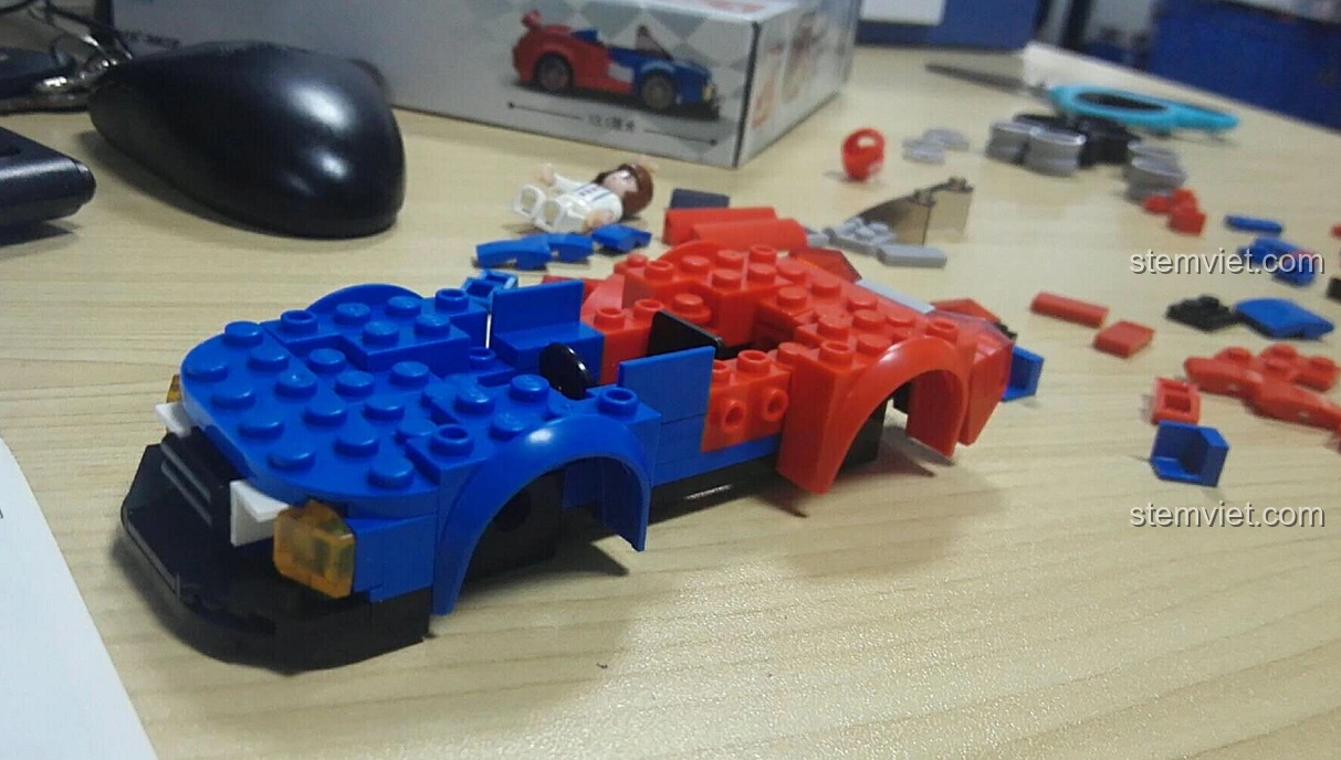 Mô hình Sluban M38-B0633E Xe Đua Tốc Độ Cánh Bướm bắt đầu có hình dáng rõ ràng, với phần thân xe đã hoàn chỉnh.