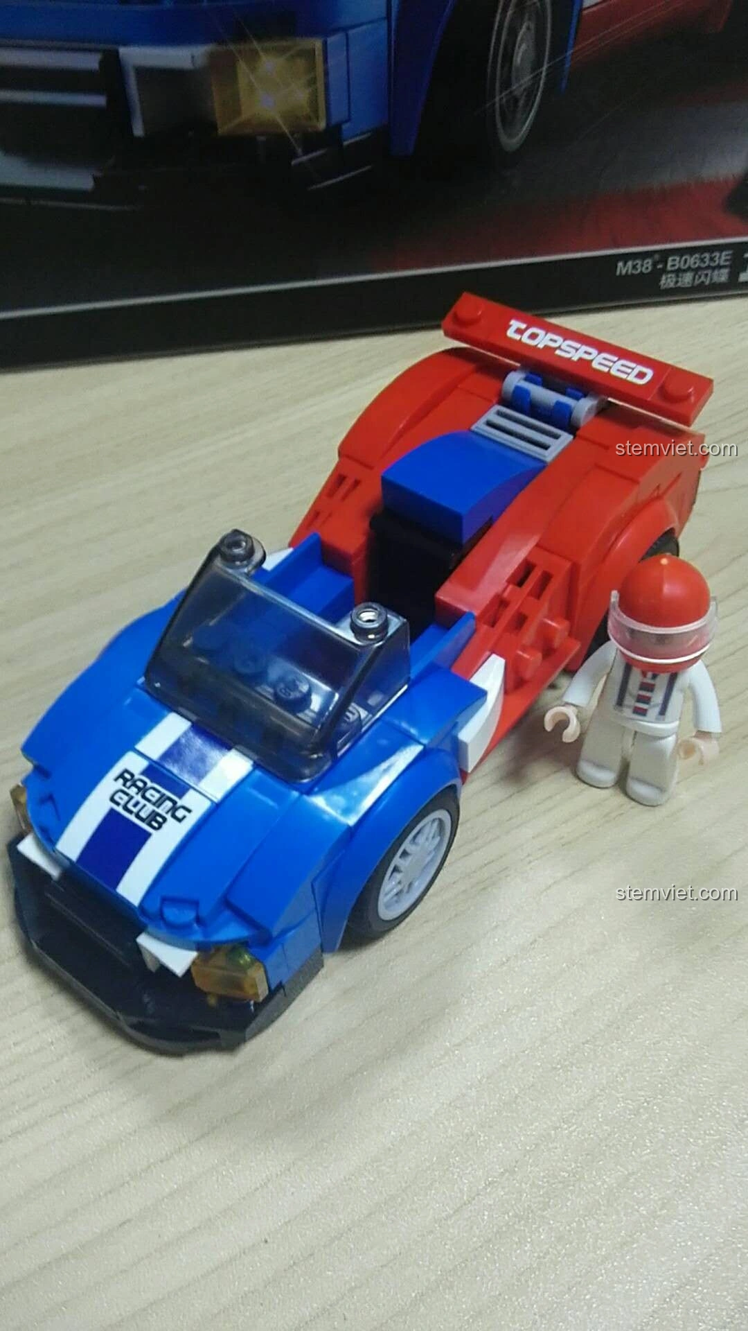 Mô hình Sluban M38-B0633E Xe Đua Tốc Độ Cánh Bướm hoàn chỉnh cùng minifigure tay đua, sẵn sàng cho cuộc đua.