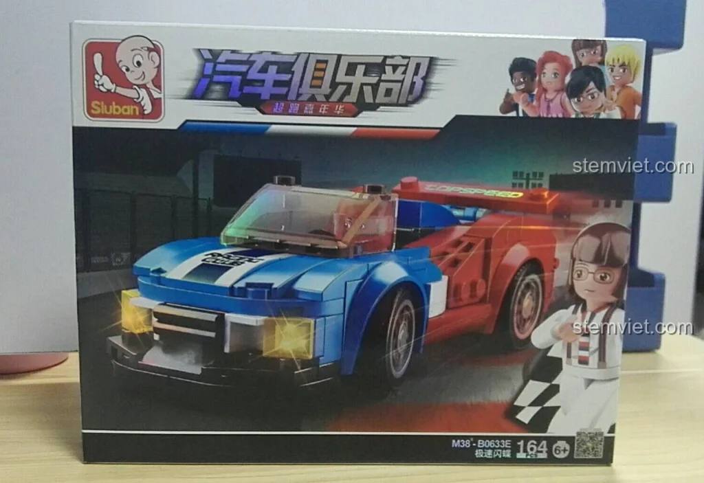 Hộp sản phẩm Sluban M38-B0633E Xe Đua Tốc Độ Cánh Bướm màu đỏ xanh nổi bật, hiển thị hình ảnh mô hình xe đua hoàn chỉnh và mã sản phẩm.