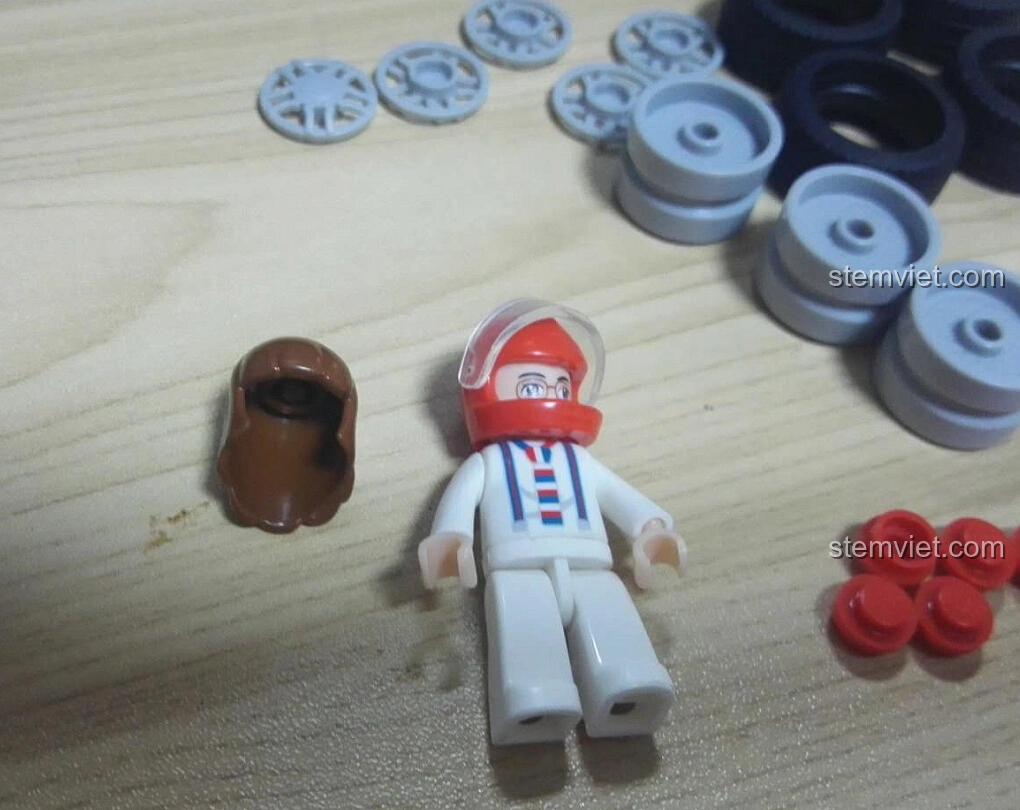 Cận cảnh minifigure tay đua của bộ Sluban M38-B0633E Xe Đua Tốc Độ Cánh Bướm, với hai lựa chọn mũ bảo hiểm và tóc.