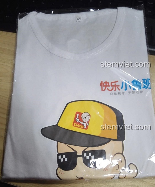 Áo thun Sluban màu trắng với hình ảnh chú bé Sluban đội mũ, quà tặng khi review bộ lắp ráp Xe Tuần Tra SUV Cảnh Sát M38-B0639.