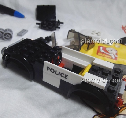 Quá trình lắp ráp thân xe của bộ Sluban M38-B0639 Xe Tuần Tra SUV Cảnh Sát, với chữ