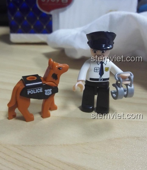Minifigure cảnh sát và chú chó nghiệp vụ đã lắp ráp từ bộ Sluban M38-B0639 Xe Cảnh Sát và Chó Nghiệp Vụ.