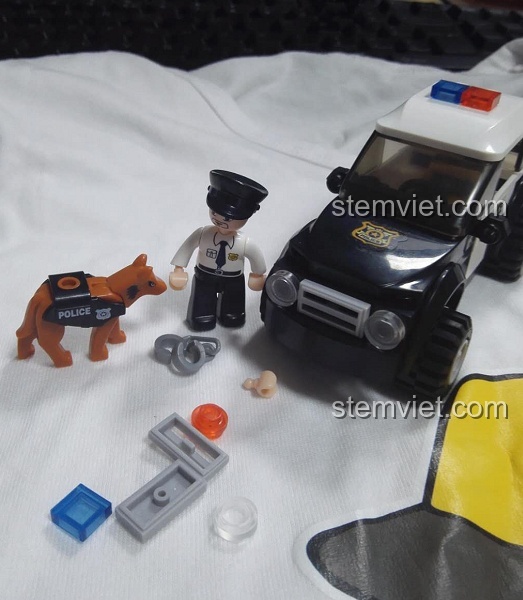 Các chi tiết phụ kiện thừa và dụng cụ đi kèm bộ lắp ráp Sluban M38-B0639 Ô tô Cảnh Sát Tuần Tra.