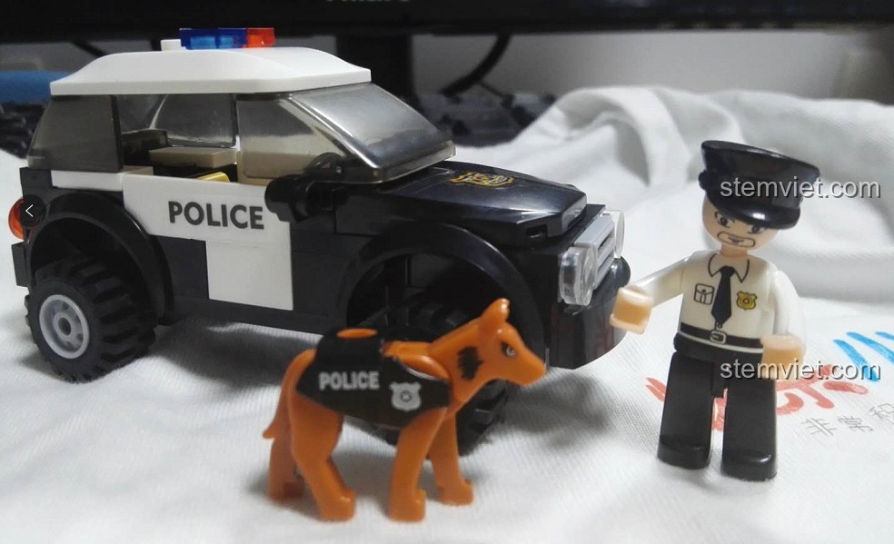 Mô hình Sluban M38-B0639 Xe Cảnh Sát và Chó Nghiệp Vụ được trưng bày cùng minifigure từ góc nhìn khác.