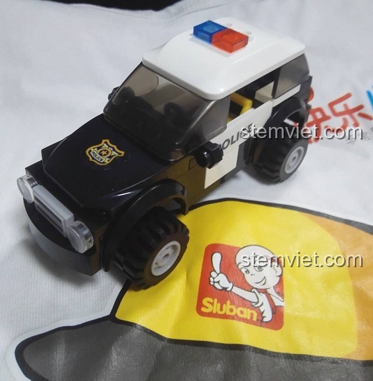 Mô hình xe cảnh sát từ bộ Sluban M38-B0639 gần hoàn thiện, chỉ còn thiếu bánh xe.