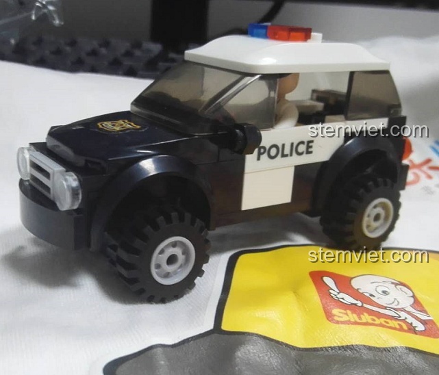 Mô hình Xe Tuần Tra SUV Cảnh Sát Sluban M38-B0639 đã hoàn thiện, nhìn từ góc nghiêng.