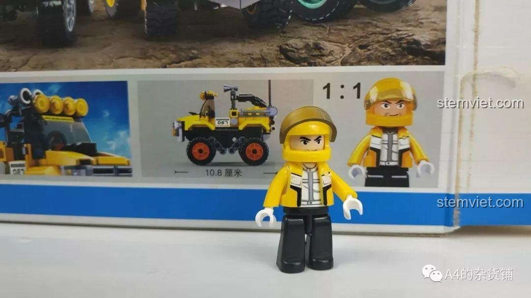 Minifigure và kích thước 10.8cm của bộ đồ chơi Sluban M38-B0663A Xe Địa Hình Pathfinder, thể hiện tỉ lệ mô hình.