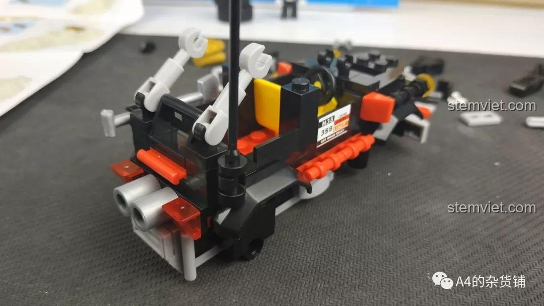 Cấu tạo cơ chế điều hướng bánh trước của bộ đồ chơi Sluban M38-B0663D Xe Địa Hình Explorer, tính năng đặc biệt.