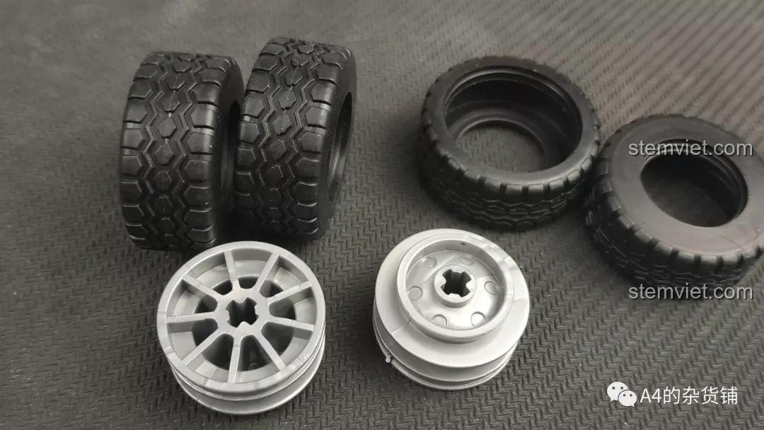 Lốp xe và vành bánh xe của bộ đồ chơi Sluban M38-B0663D Xe Địa Hình Explorer, chi tiết chất lượng.
