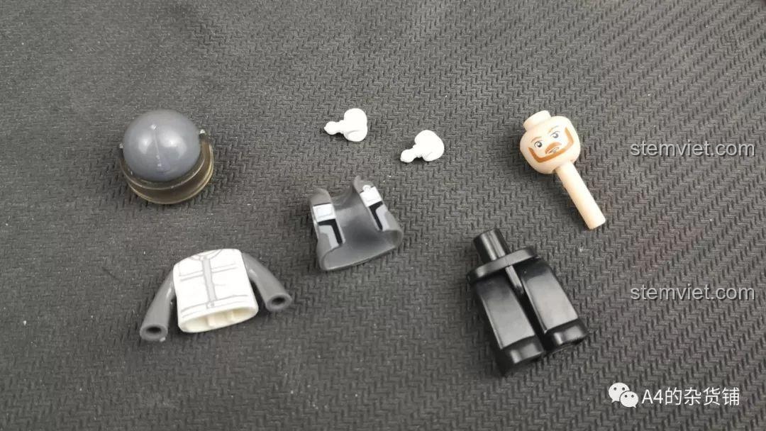 Các bộ phận của minifigure đi kèm bộ đồ chơi Sluban M38-B0663D Xe Địa Hình Explorer, đồ chơi lắp ráp xe địa hình.