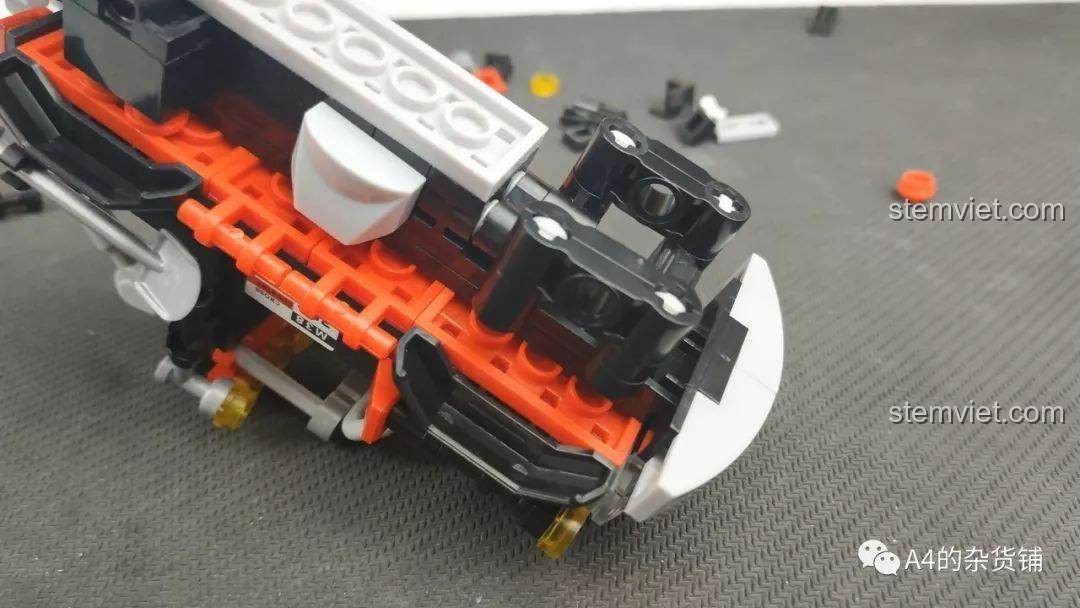Mô hình hoàn chỉnh của bộ đồ chơi Sluban M38-B0663D Xe Địa Hình Explorer màu đen, đồ chơi lắp ráp xe địa hình có bánh xe điều hướng.