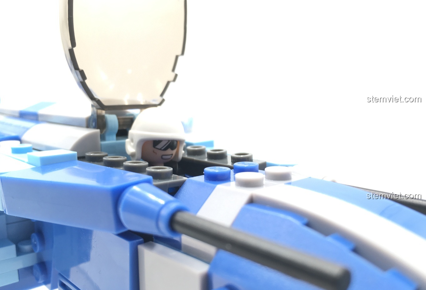 Buồng lái với minifigure phi công của Robot Máy Bay Chiến Đấu Sluban, nắp kính có thể mở ra.
